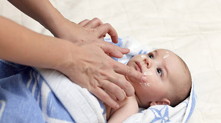 ¿Qué debe llevar una crema facial para bebé?