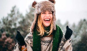 mujer contenta en la nieve