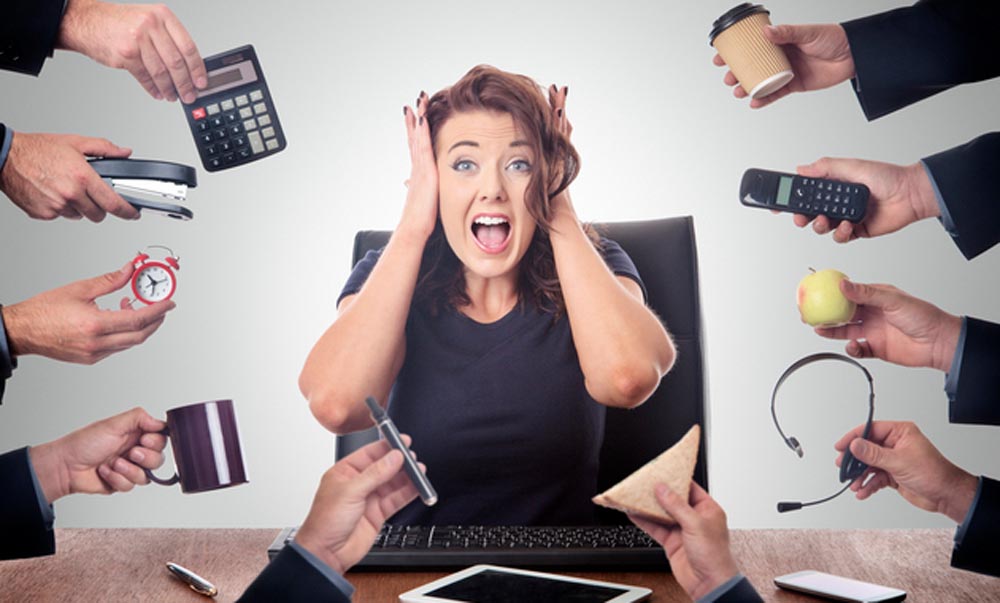 mujer recibiendo muchas tareas en el trabajo