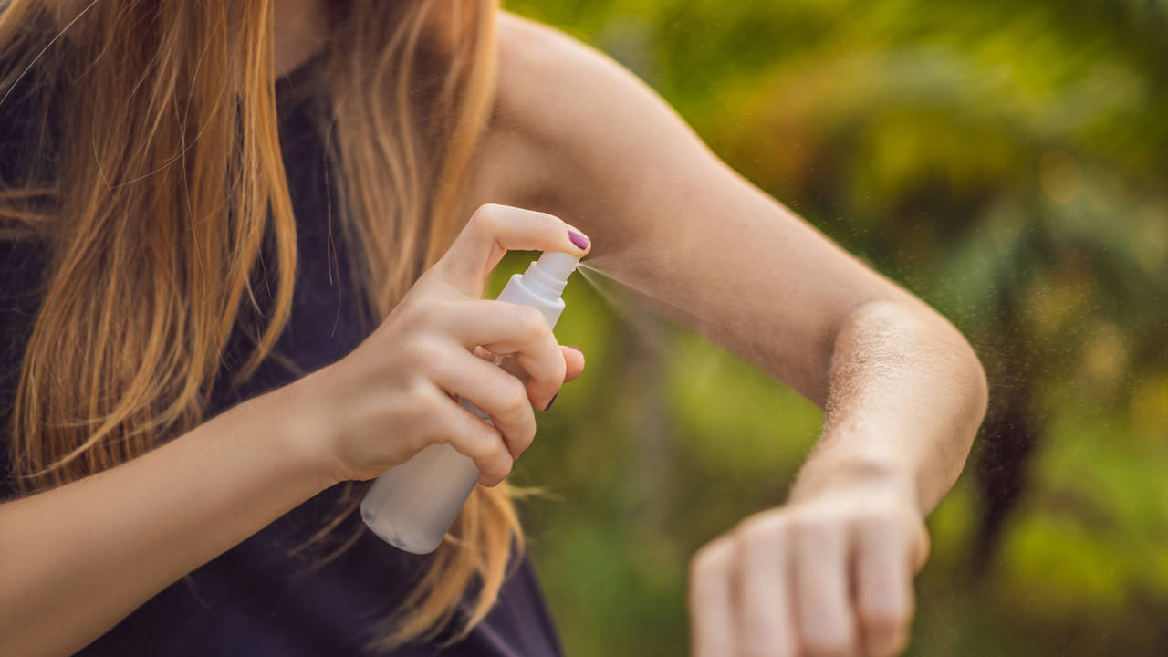chica aplicándose antimosquitos