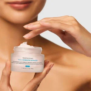 mujer aplicándose crema skinceuticals